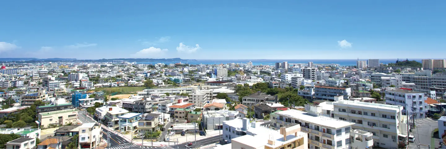空と街並みを一望する、海抜約80mの開放的な眺め。